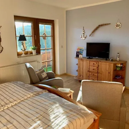 Land Am Teich- Reet Gedeckt - Ostseenah - Bei Binz *