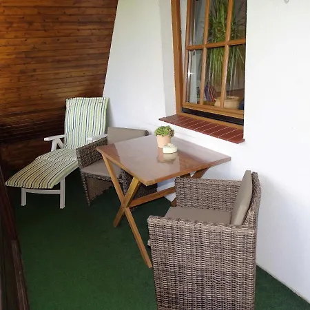 Land Am Teich- Reet Gedeckt - Ostseenah - Bei Binz *